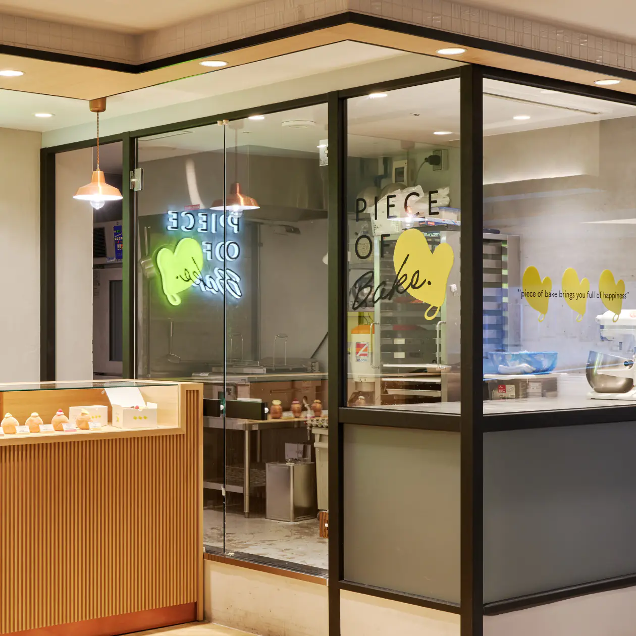 ガラス越しのディスプレイ